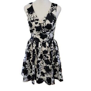 Elle Fit & Flare Dress  Black White Flower Cross Back Lined Pockets Women's SZ 4